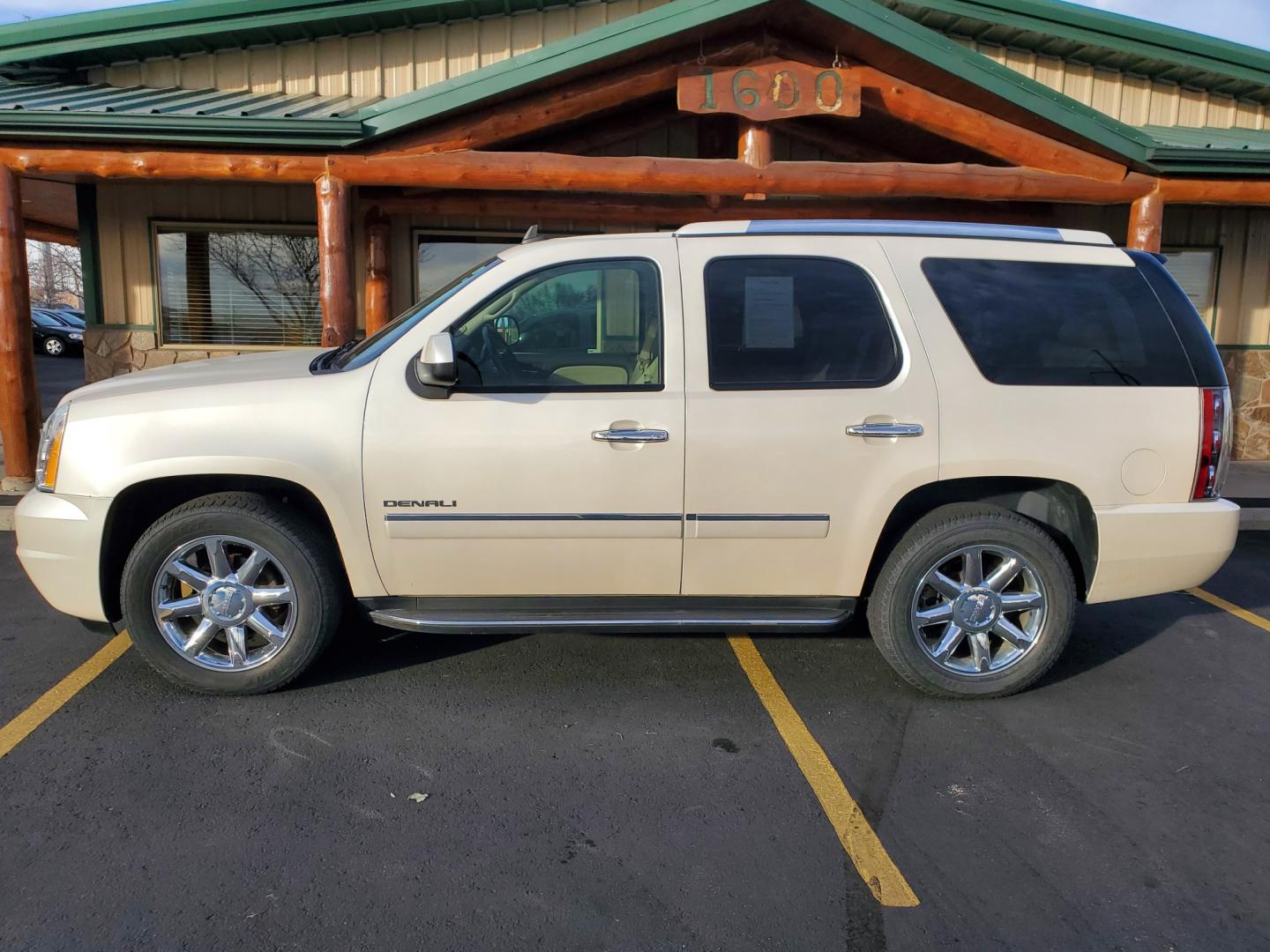 2009 Pearl White /Tan GMC Yukon Denali (1GKFK03219R) with an 6.2L Vortec V8 SFI engine, 6-Speed Automatic, Heavy-Duty, Electronically Controlled transmission, located at 1600 E Hwy 44, Rapid City, SD, 57703, (605) 716-7878, 44.070232, -103.171410 - Photo#3